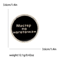 Broche émaillée ronde de 3,6 cm avec bordure en cristal et texte russe doré - Noir