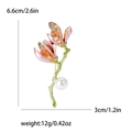 Spilla magnolia rosa in smalto con pietra arancione, perla e dimensioni 6,6 cm per 3 cm - Rosa-4177 / Rosa