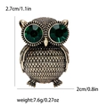 Broche de búho retro en oro antiguo con ojos de gema verde y alas de plumas finas - Dorado