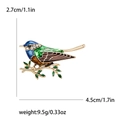 Spilla a forma di uccello in smalto con piume blu e verdi su ramo dorato, 4,5 cm - Verde