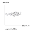 Broche elegante de perlas blancas y pedrería con medidas 5,8cm x 1,9cm y peso 7,3g - Plateado
