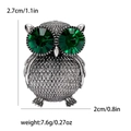 Broche de búho vintage con ojos de cristal verde y detalles de plumas plateadas - Plateado