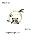 Spilla alla moda con panda e bambù, cristalli scintillanti e finitura in smalto colorato - Oro