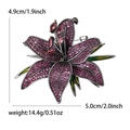Elegante spilla a fiore di giglio con zirconi rosa e petali in smalto verde su metallo - Rosa Rosso
