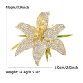 Elegante leliebloem broche met goudlaag en zirkonia met een breedte van 5,0 cm - Wit