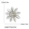 Dettaglio spilla a fiore in smalto bianco con dimensioni 3,3 cm e peso 10,5 g - Argento