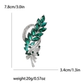 Dettaglio macro di spilla a spiga con cristalli verdi e dimensioni di 7,8x3,4 cm - Verde Pavone