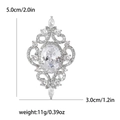 Vista macro della spilla vintage in argento con zirconi chiari e traforo barocco - Bianco 8514-WH