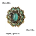 Detalle de dimensiones del broche barroco vintage con ópalo verde y grabado dorado - Verde
