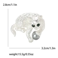 Dettaglio della spilla a gatto in argento con occhi di cristallo verde e perla grigia - Bianco 4351-WH