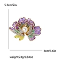 Elegante spilla a forma di peonia in smalto viola con perla bianca e cristalli - Viola