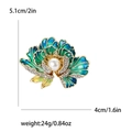 Squisita spilla a forma di peonia in smalto blu e verde con strass bianchi e una perla grande - Blu