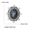 Vista de detalles de tamaño del broche camafeo retro con perlas de 4,5 cm y 4,0 cm - Plateado