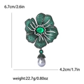 Detailansicht der Blumenbrosche mit grünen Zirkonia-Blütenblättern und grauer Perle - Grün