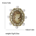 Broche de relieve vintage con perlas y dimensiones de 4,5 cm x 4,0 cm en fondo blanco - Dorado