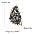 Dettaglio spilla a foglia con strass che mostra altezza di 7,0 cm e peso di 25,8 g - Blu