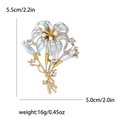Elegante spilla a fiore di giglio blu con perle bianche e strass scintillanti da donna - Blu (Blu 4275-BL)