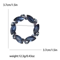 Dettaglio della spilla a corona con strass con diametro di 3,7 cm e peso di 12,3 g - Blu