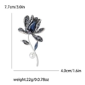 Vista detallada del broche de orquídea con zafiro azul, strass y perla blanca - Azul
