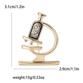 Broche creativo de microscopio dorado con diamantes para médicos y profesionales - Dorado