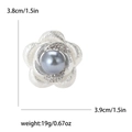 Dettaglio spilla a fiore con perla grigia e dimensioni di 3,8 cm x 3,9 cm - Argento