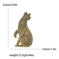 Spilla artistica a forma di gatto dorata in lega con texture geometrica, 6,0 cm x 3,4 cm di misura - Oro