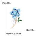 Dettaglio della spilla a fiore in smalto blu con dimensioni 5,1 cm di lunghezza e 3,2 cm - Blu