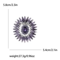 Dettaglio macro della spilla a girasole in cristallo viola con misure 5,8 cm e 5,4 cm - Fiore di Loto Viola