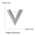 Dettaglio della spilla a V in argento con strass di dimensioni 4,2 cm per 4,2 cm - Argento