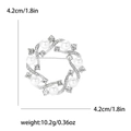 Dettagli della spilla a ghirlanda con perle e strass, misura 4,2 cm e peso di 10,2 g - Argento