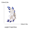 Dettaglio della spilla a fiore con perle bianche e pietre blu a forma di marquise - Blu