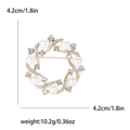 Elegante spilla a corona di fiori dorata con perle bianche e strass, diametro di 4,2 cm - Oro