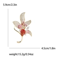 Dimensioni dettagliate della spilla giglio da 5,9 cm dorata con zirconi cubici - Base Oro Pietra Rosa / Rosa