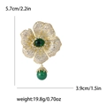 Elegante spilla a fiore di begonia con placcatura in oro, zirconi bianchi e gemme verdi - Oro