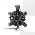 Dettaglio della spilla a tartaruga con cristalli blu scuro e finitura in smalto - Blu 4517-bl Dimensioni: 35*27*15 Cm Peso: 8 G
