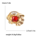 Eleganter goldener Blumenanstecker mit rotem Edelstein und weißen Diamanten, 3.6cm x 2.7cm - Rot