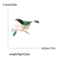 Detalle de dimensiones del broche de pájaro gorrión con perlas y esmalte fino - Verde