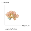 Détails de la broche pivoine avec des dimensions de 5,1cm de haut et 4,0cm de large - Rose