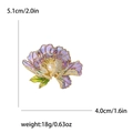 Broche fleur de pivoine violette élégante avec perle blanche et bordure dorée sur fond blanc - Violet