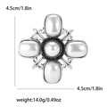Dettaglio di una spilla vintage in argento con cinque perle ovali e misure di 4,5 cm x 4,5 cm - Argento (4264-SL)