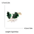 Elegante spilla a foglia di agrifoglio dorata con smalto verde e perle da donna - Verde