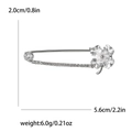 Broche épingle à nourrice trèfle argentée avec strass et dimensions sur fond blanc - Base Argent Blanc