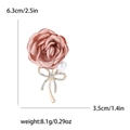 Dettaglio della spilla a rosa in tessuto rosa con fiocco di cristallo e dimensioni - Rosa