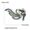 Vue macro détaillée montrant la taille et le poids d'une broche phénix en émail doré - Bleu