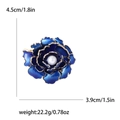Spilla a forma di peonia blu in smalto con bordi dorati e perla, 4,5 cm x 3,9 cm - Blu