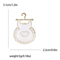 Detaillierte Maße der Baby-Lätzchen-Emaille-Brosche in Gold und weißer Lackierung - Weiß