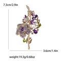 Dettaglio delle dimensioni della spilla a rosa con strass viola e base dorata - Viola
