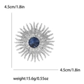 Details einer eleganten Sonnenblumenbrosche mit blauem Stein und Maßenangaben - Blau