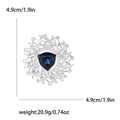 Dettaglio spilla a ghirlanda con pietra blu centrale e cristalli, misura 4,9 cm - Blu