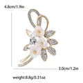 Eleganter Gold-Blumenbrosche mit weißen Blüten und Kristallen, 4.8cm Höhenmessung - Gold